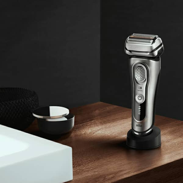 ماشین اصلاح موی صورت براون مدل 9325s با تیغه تیتانیوم پیشرفته، ضدآب، اصلاح فویلی، سنسور تشخیص تراکم مو، قابلیت تغییر زاویه، شارژ سریع 5 دقیقه، مدت استفاده 60 دقیقه، همراه با استند شارژ و کیف هارد کیس